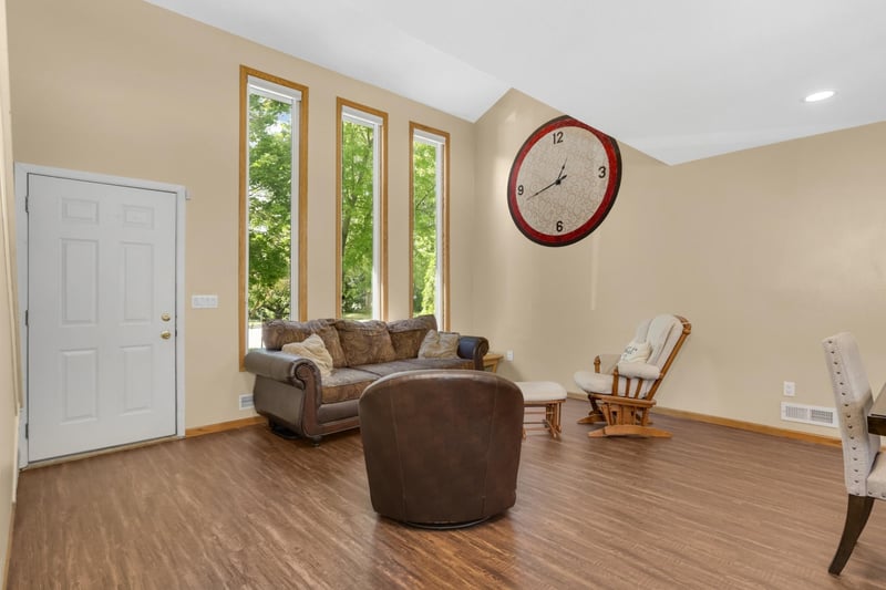2704 Rolling Oaks Rd, Burnsville, MN 55337
