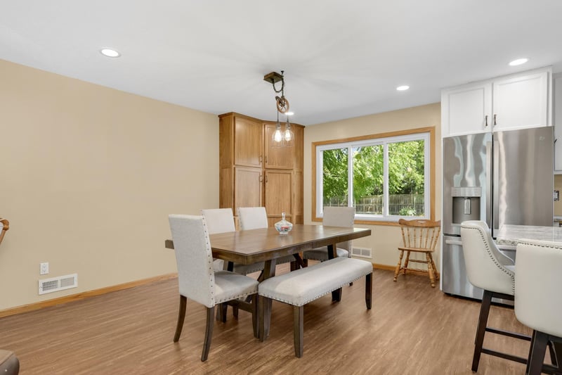 2704 Rolling Oaks Rd, Burnsville, MN 55337