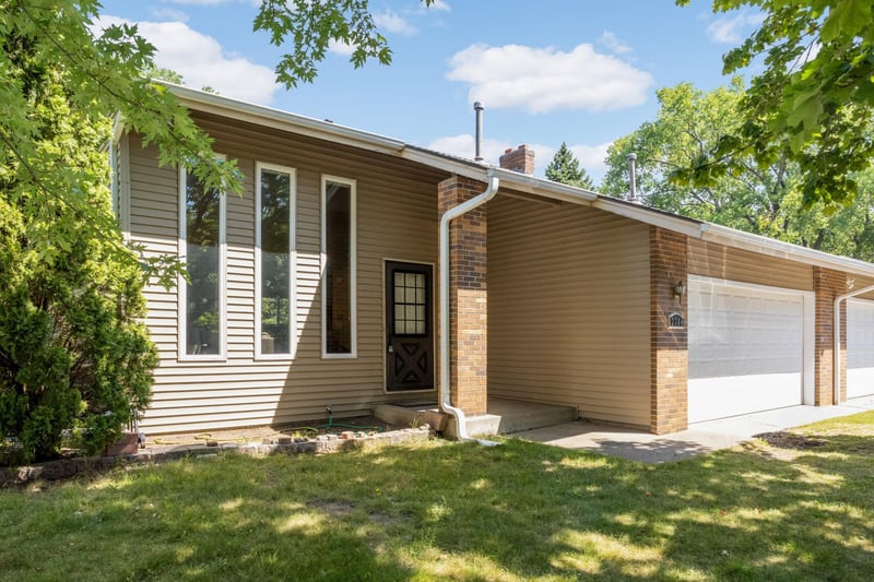 2704 Rolling Oaks Rd, Burnsville, MN 55337