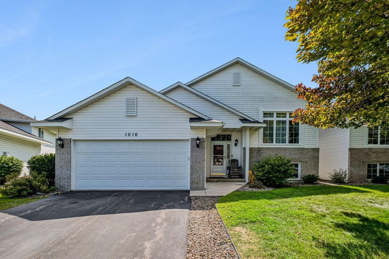 1016 Lilac Ct, Shakopee, MN 55379