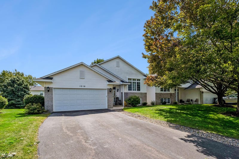 1016 Lilac Ct, Shakopee, MN 55379