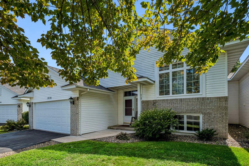 1016 Lilac Ct, Shakopee, MN 55379