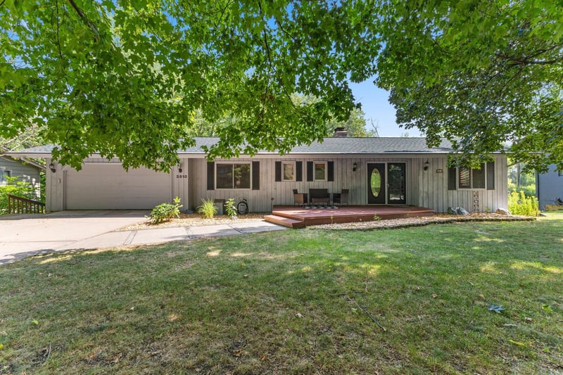 3810 Bassett Creek Dr, Golden Valley, MN 55422