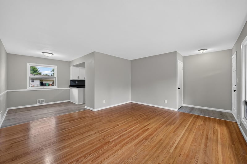 2833 Farrington St, Roseville, MN 55113