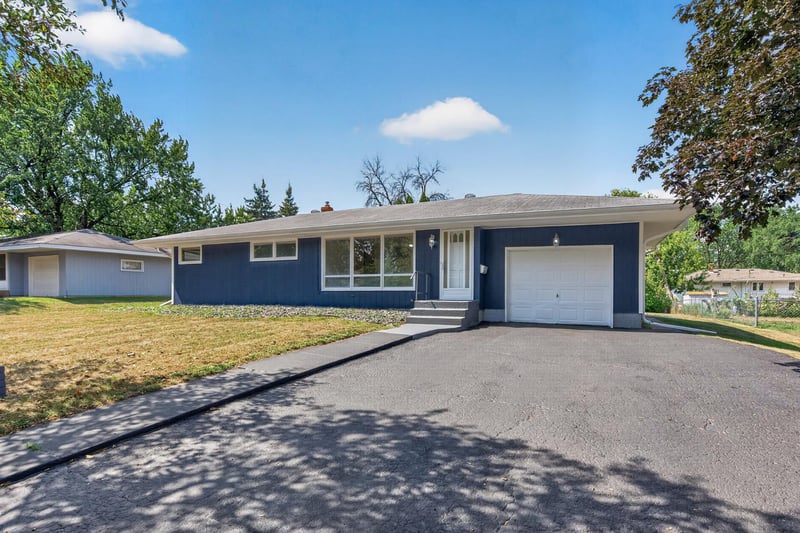 2833 Farrington St, Roseville, MN 55113