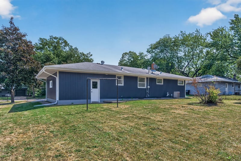 2833 Farrington St, Roseville, MN 55113