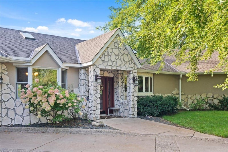 31813 Lakeway Dr NE, Cambridge, MN 55008
