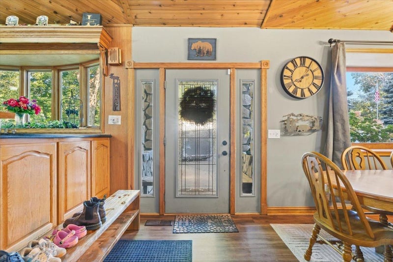 31813 Lakeway Dr NE, Cambridge, MN 55008