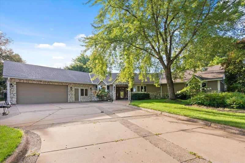 31813 Lakeway Dr NE, Cambridge, MN 55008