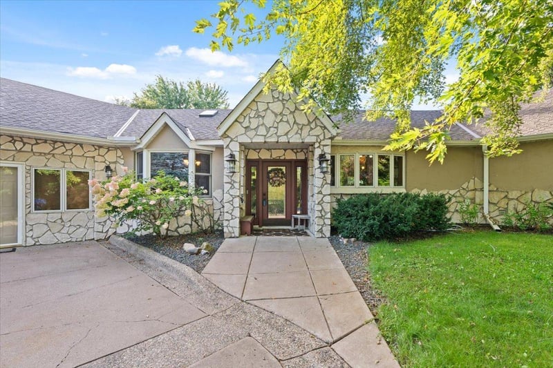 31813 Lakeway Dr NE, Cambridge, MN 55008
