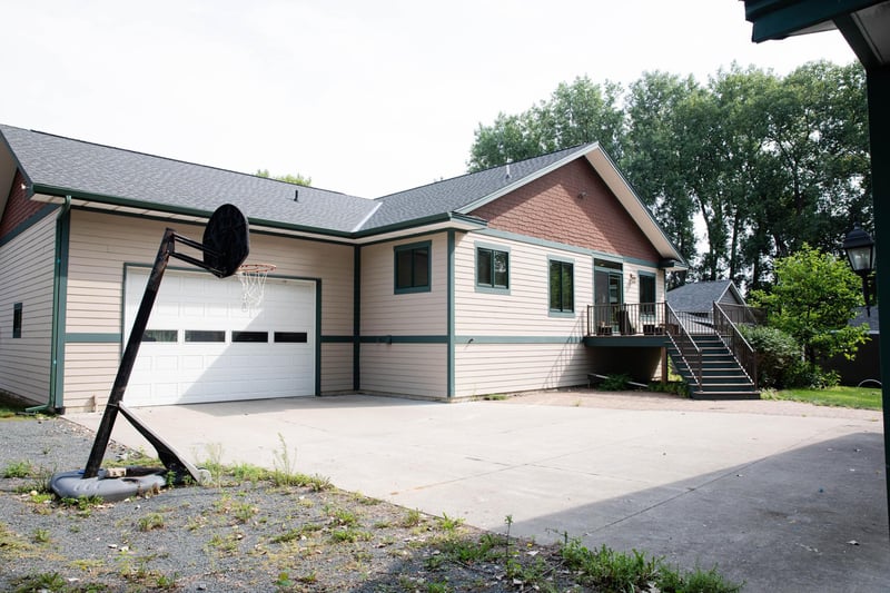 930 County Road C E, Maplewood, MN 55109
