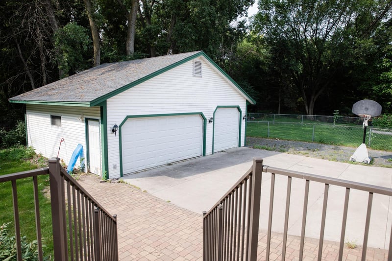 930 County Road C E, Maplewood, MN 55109