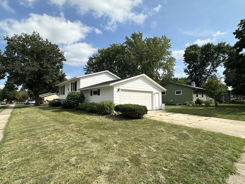 854 16 1/2 St SE, Rochester, MN 55904