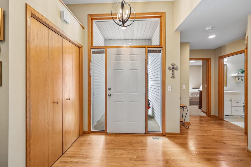 961 Coneflower Ct, Eagan, MN 55123
