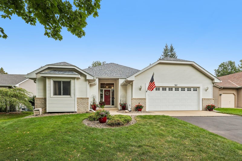 961 Coneflower Ct, Eagan, MN 55123