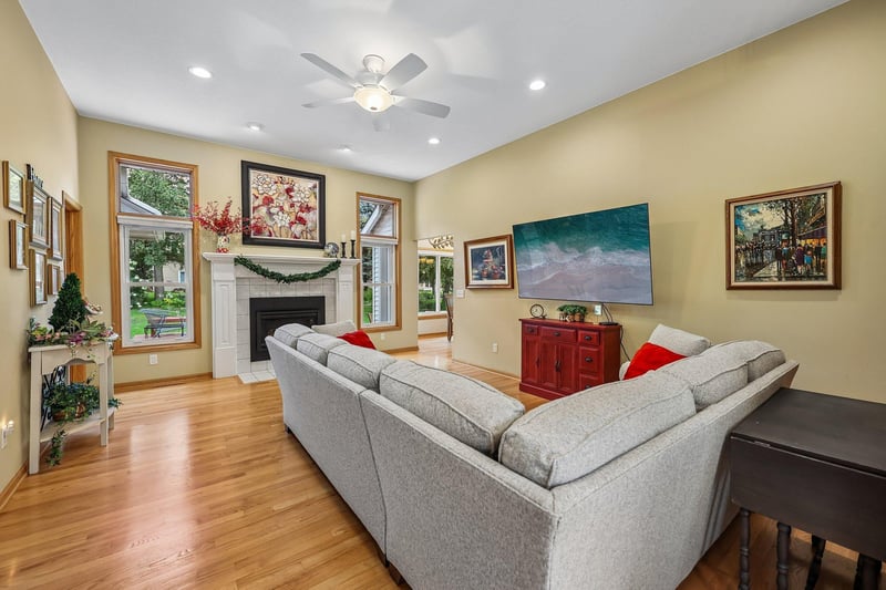 961 Coneflower Ct, Eagan, MN 55123