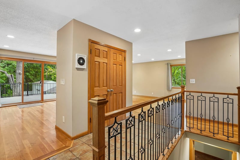 4580 Oak Pond Rd, Eagan, MN 55123