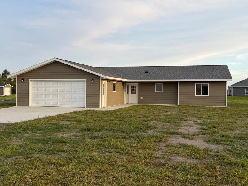 100 Oak Crest Blvd, Roseau, MN 56751