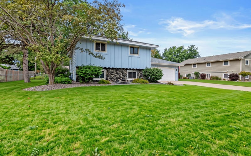 7840 Bona Rd, Mounds View, MN 55112