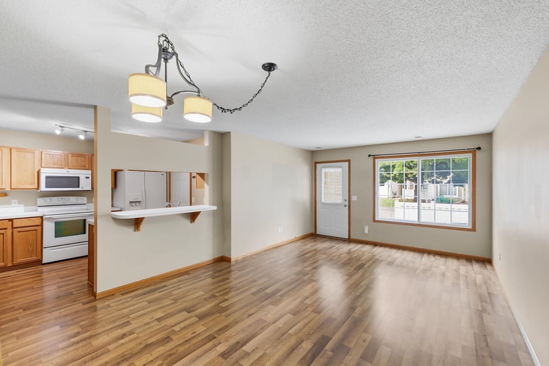422 Leeward Trl, Woodbury, MN 55129