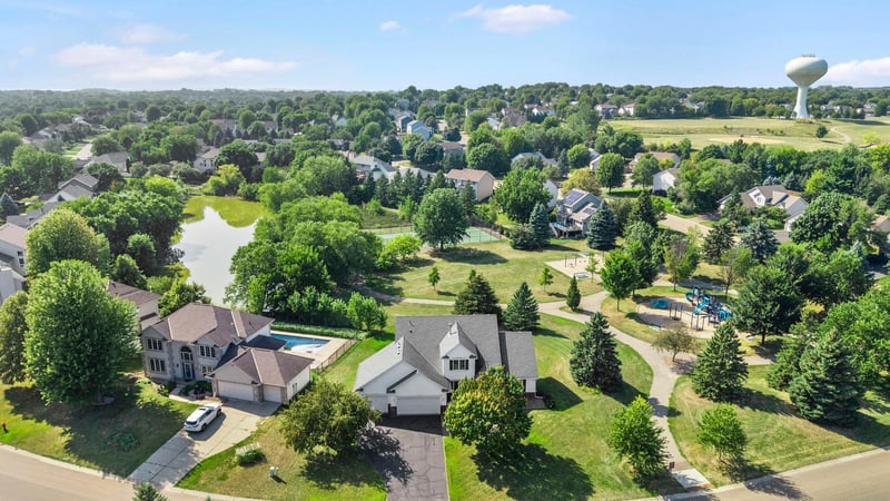 3685 Commonwealth Rd, Woodbury, MN 55125