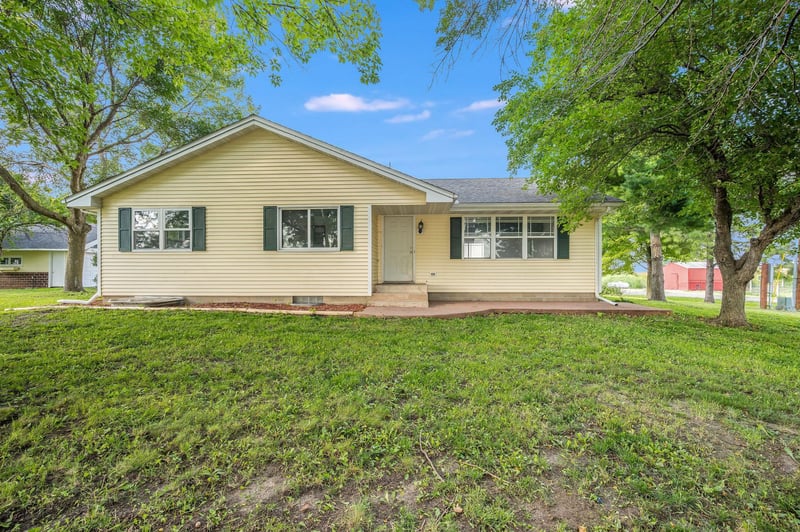 30452 390th St, Le Sueur, MN 56058