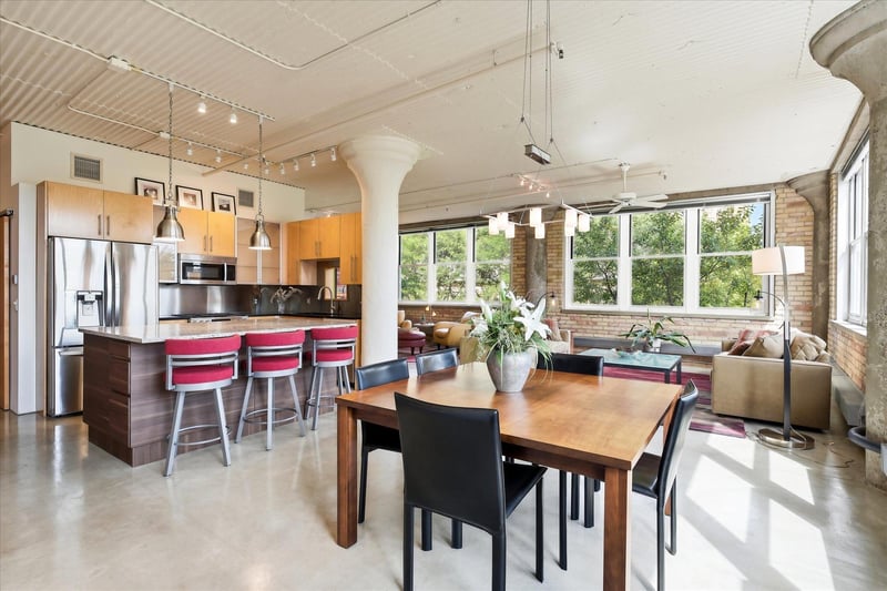 225 9th St E #201, Saint Paul, MN 55101