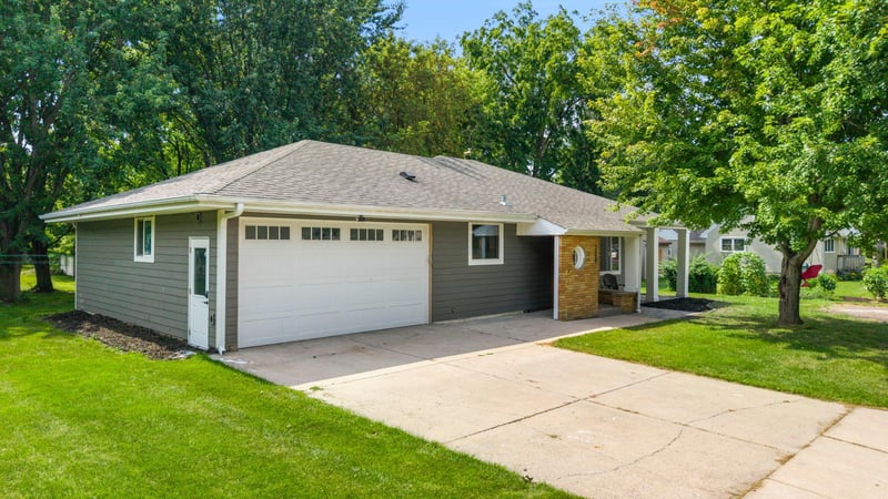 208 4th St SW, New Prague, MN 56071