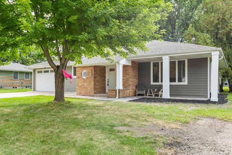 208 4th St SW, New Prague, MN 56071