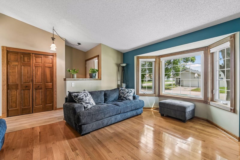 14543 Embassy Ave, Apple Valley, MN 55124