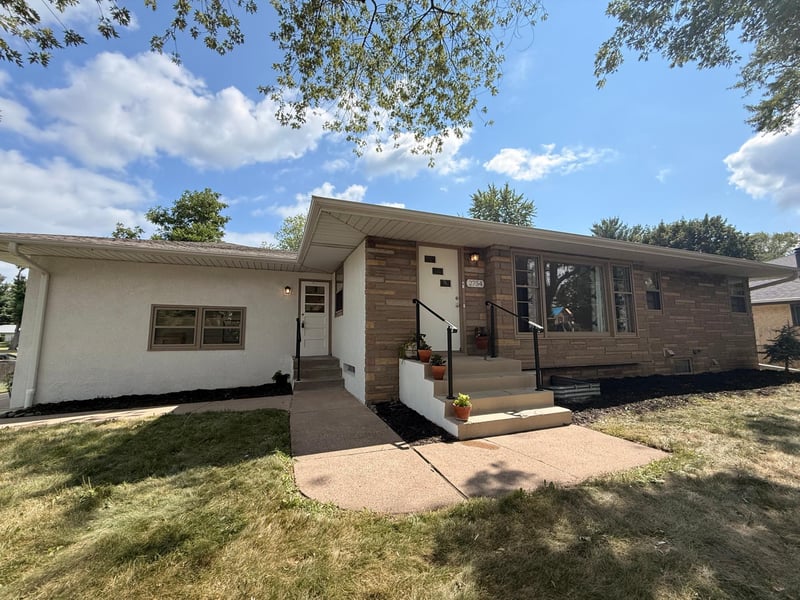 2754 Hamline Ave N, Roseville, MN 55113