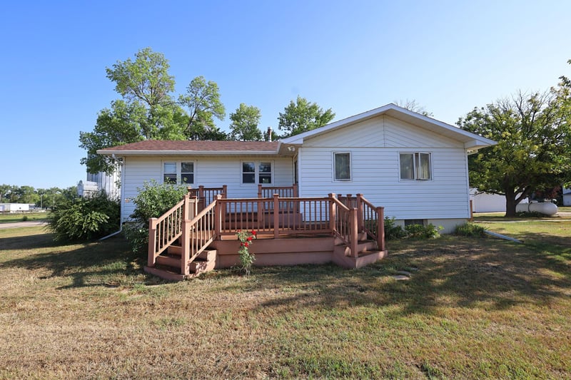 115 1st St, Shelly, MN 56581