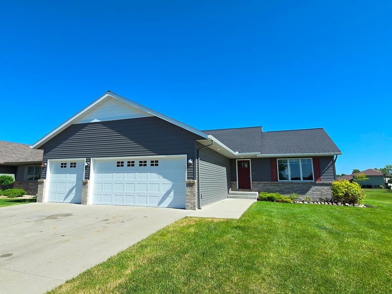 416 Torrey Pines Dr, Mankato, MN 56001