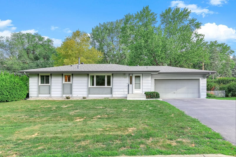 104 Meadow Cir N, Burnsville, MN 55337