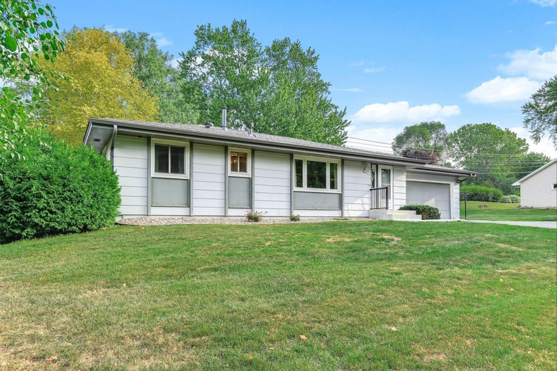104 Meadow Cir N, Burnsville, MN 55337