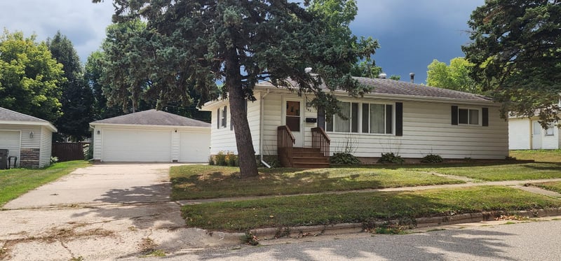 567 W 5th St, Zumbrota, MN 55992