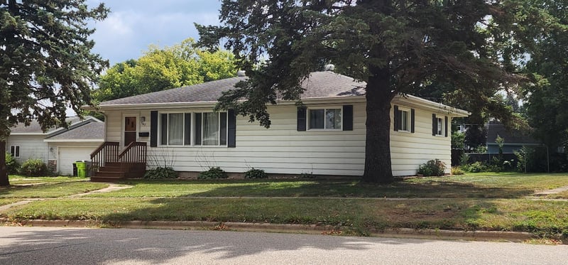 567 W 5th St, Zumbrota, MN 55992