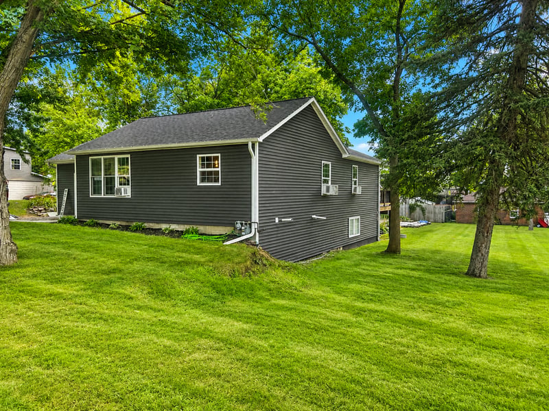 1052 Miller Ave, Windom, MN 56101