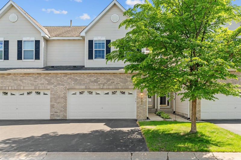 1353 White Oak Dr, Chaska, MN 55318
