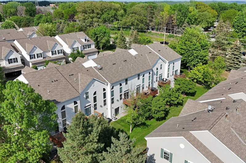 1353 White Oak Dr, Chaska, MN 55318