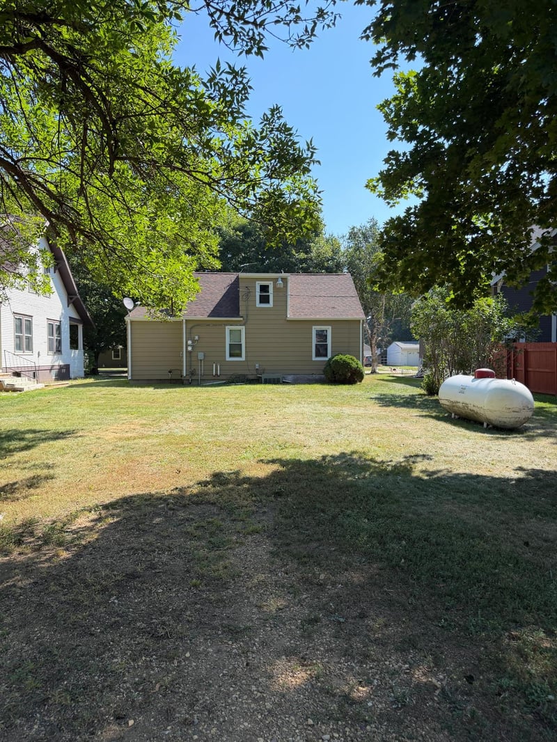 106 N Oak St, Hendricks, MN 56136