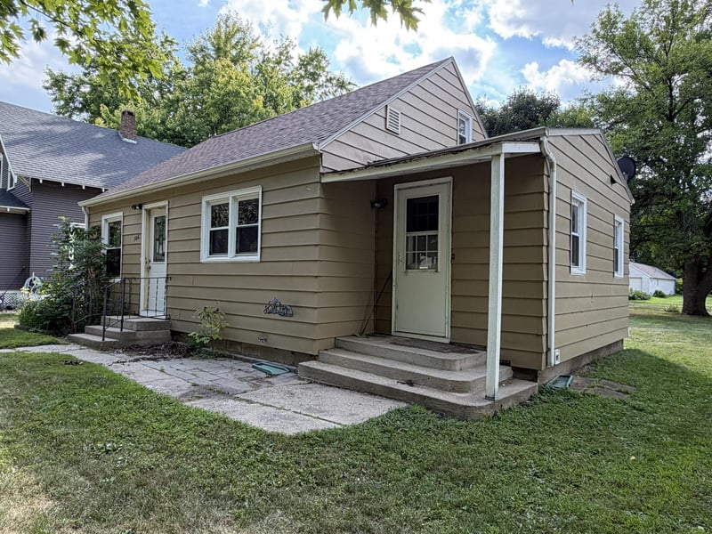 106 N Oak St, Hendricks, MN 56136