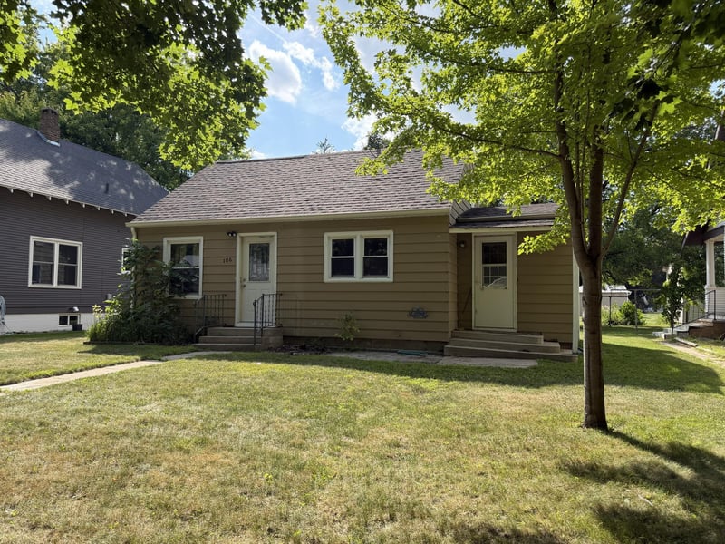106 N Oak St, Hendricks, MN 56136