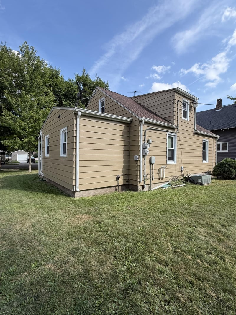106 N Oak St, Hendricks, MN 56136