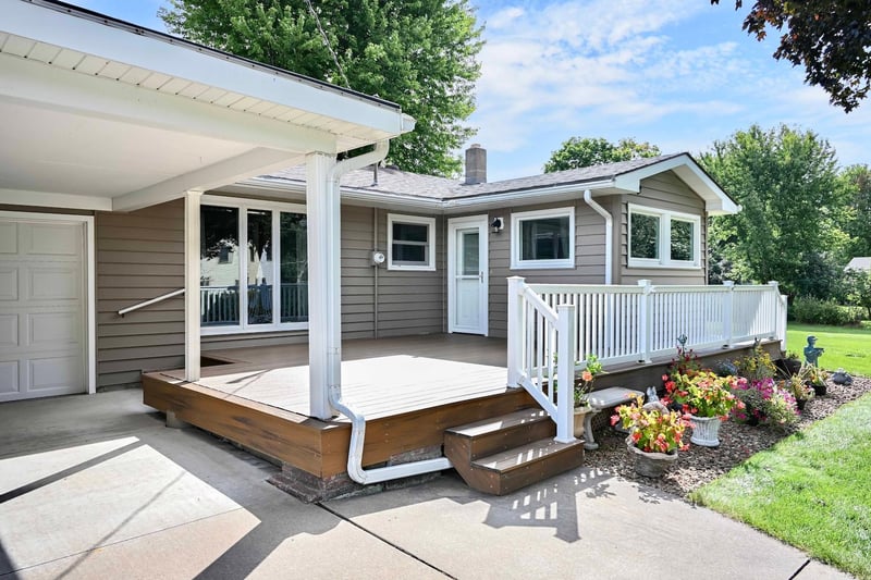 308 Saehler Dr, Goodview, MN 55959