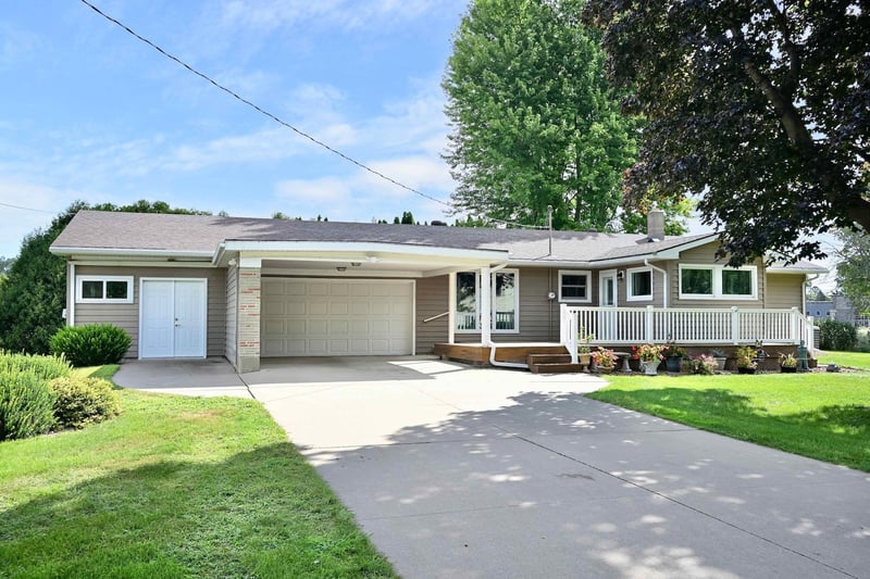 308 Saehler Dr, Goodview, MN 55959