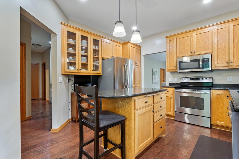 339 Summer Pl E, Maplewood, MN 55117