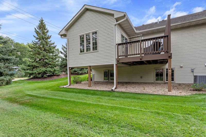 339 Summer Pl E, Maplewood, MN 55117