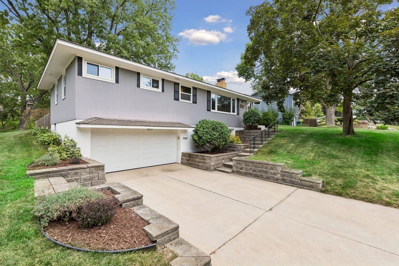 2820 W 91st St, Bloomington, MN 55431
