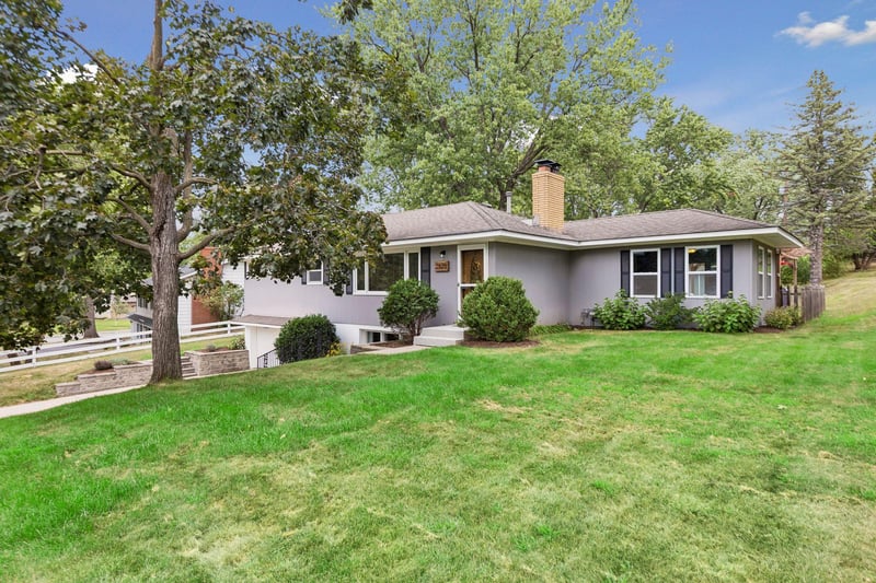 2820 W 91st St, Bloomington, MN 55431